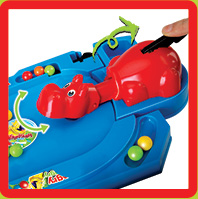 Aperte a cauda para ele comer as bolinhas