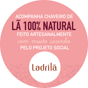 Acompanha chaveiro de lã 100% natural feito artesanalmente com muito carinho pelo projeto social Mãos Tiqueiras