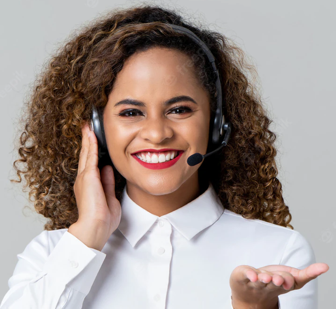 A imagem mostra uma mulher sorridente com cabelos cacheados, vestindo uma camisa branca e um headset com microfone.