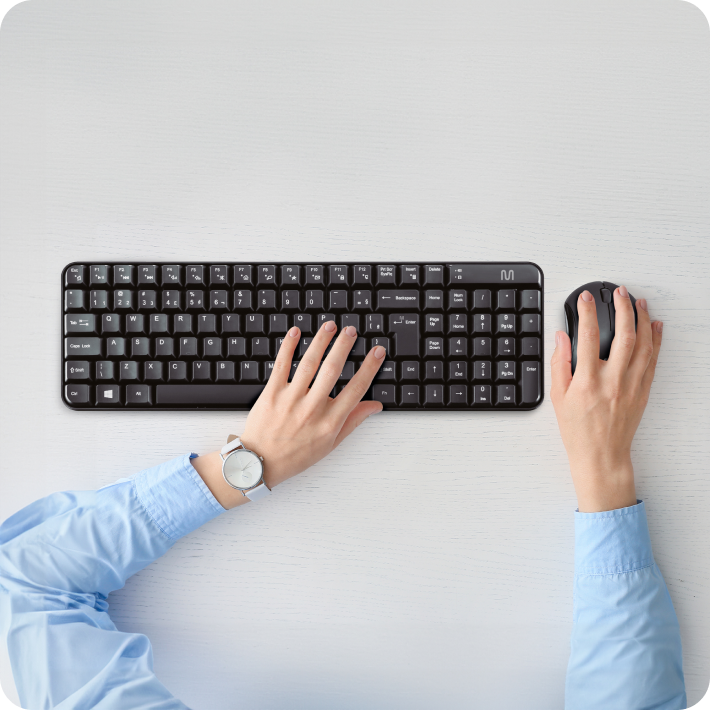 Teclado e mouse sem fio sendo utilizados