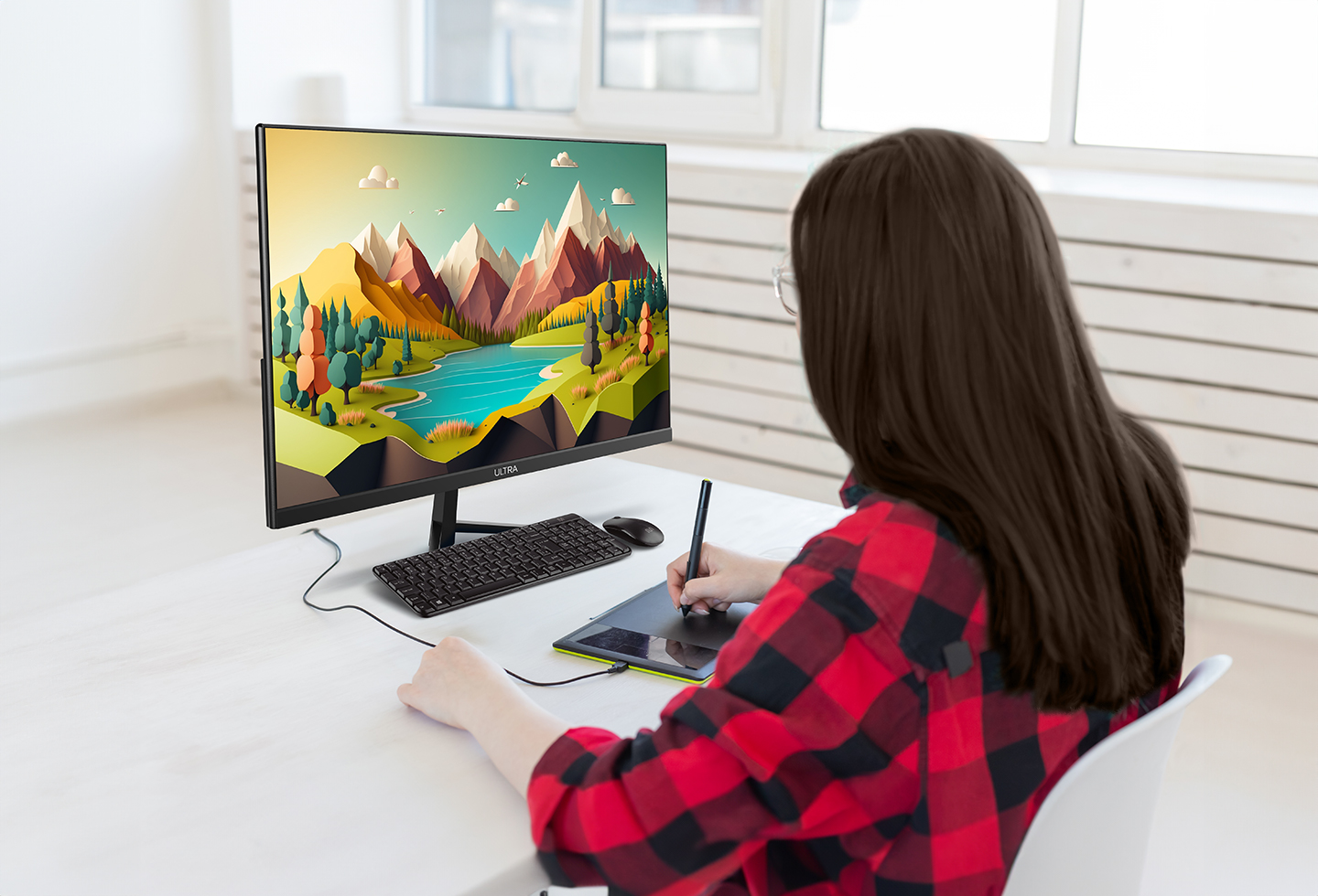 Mulher desenhando em mesa digitalizadora conectada ao PC All In One UB840-UB841