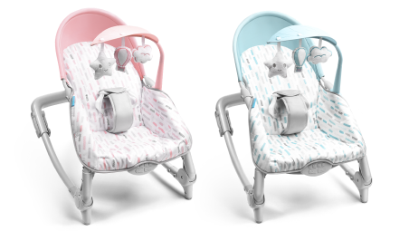 Duas cadeiras de bebê com capas cor-de-rosa e azul.