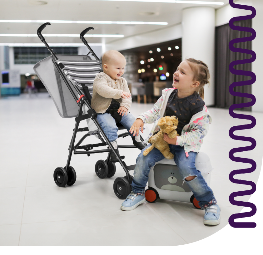Duas crianças em um carrinho de bebê com um brinquedo.