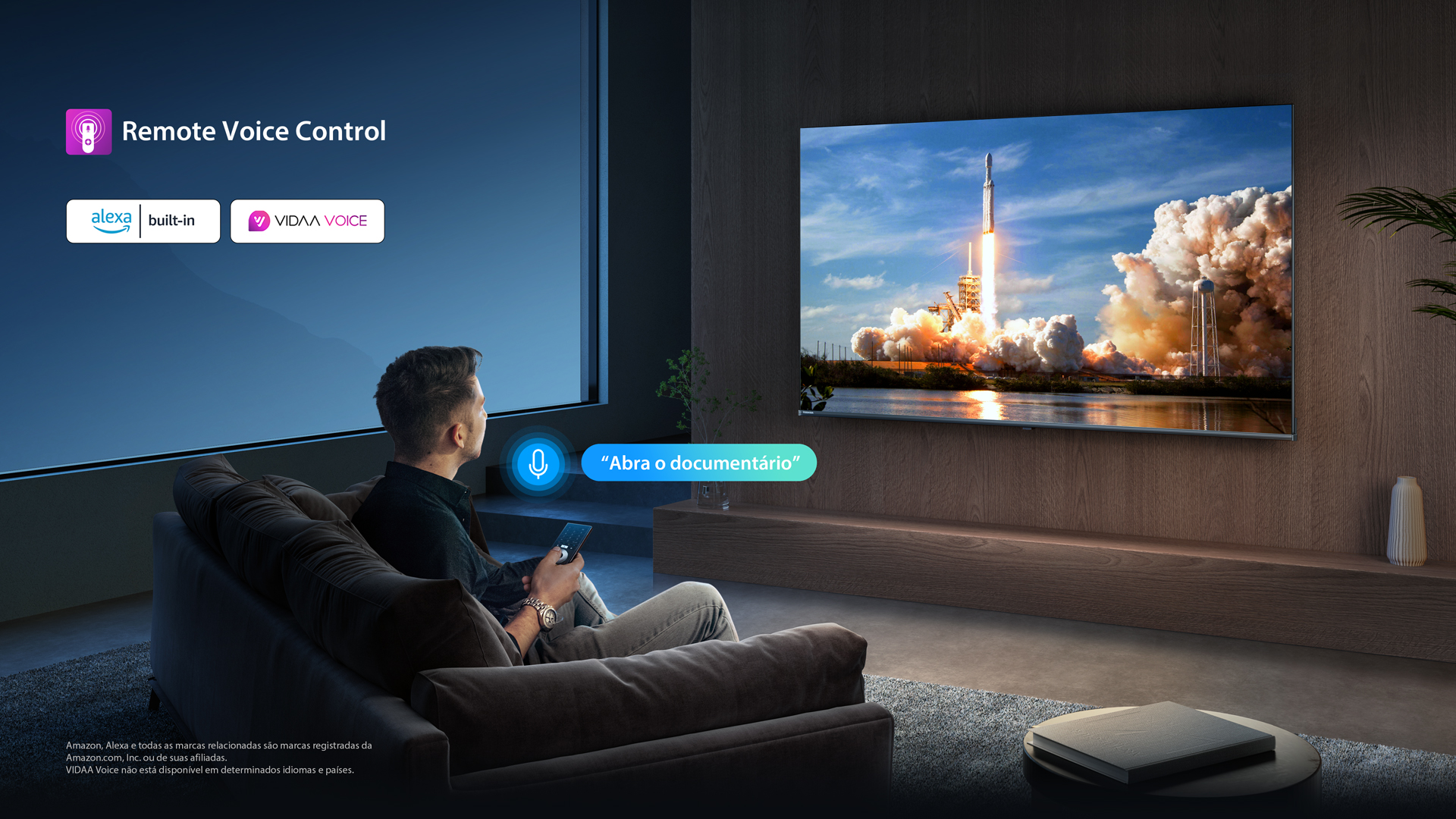 Homem sentado no sofá, assistindo ao lançamento de um foguete na TV, utilizando comando de voz no controle remoto
