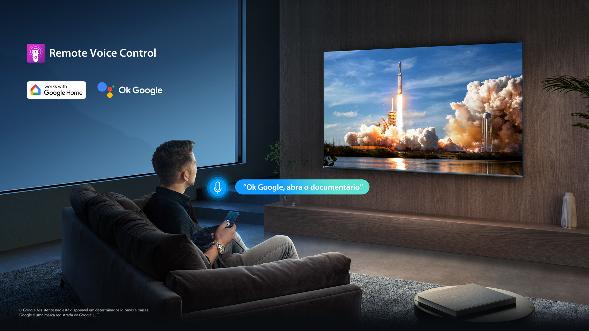 Homem sentado no sofá, assistindo ao lançamento de um foguete na TV, utilizando comando de voz no controle remoto