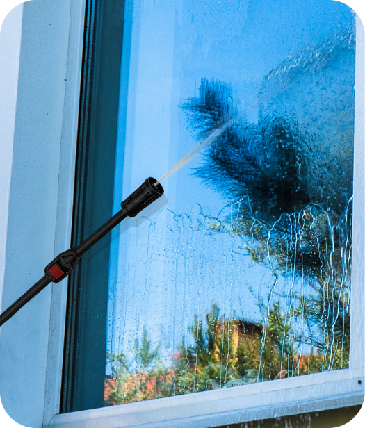 Uma janela sendo limpa com uma mangueira