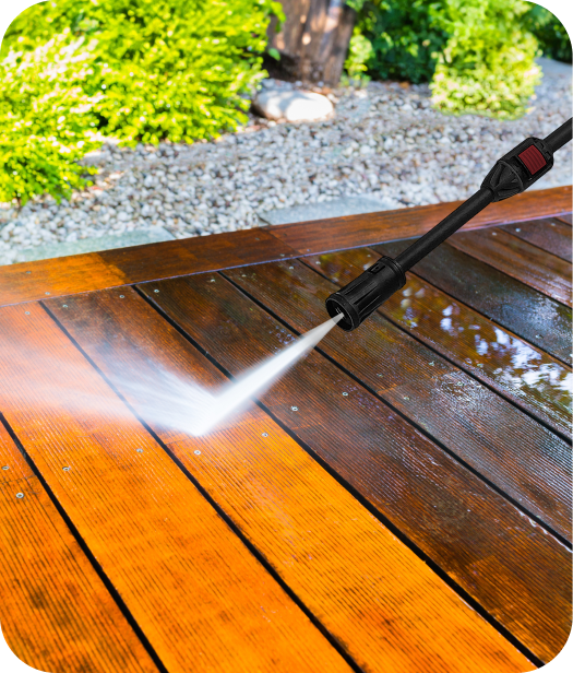 Um lavador de alta pressão limpa um deck de madeira