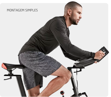 Foto de um homem se exercitando na Bike Spinning Schwinn.