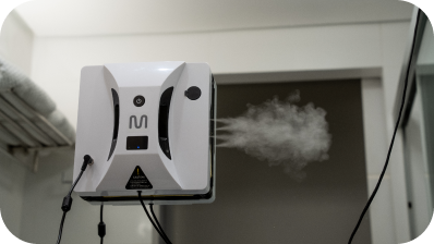 Imagem do robô limpador de vidros Cleanbot Aqua R1800 em ação