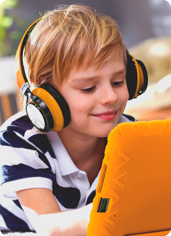 Criança se divertindo com o Tablet Kid Pad Laranja.