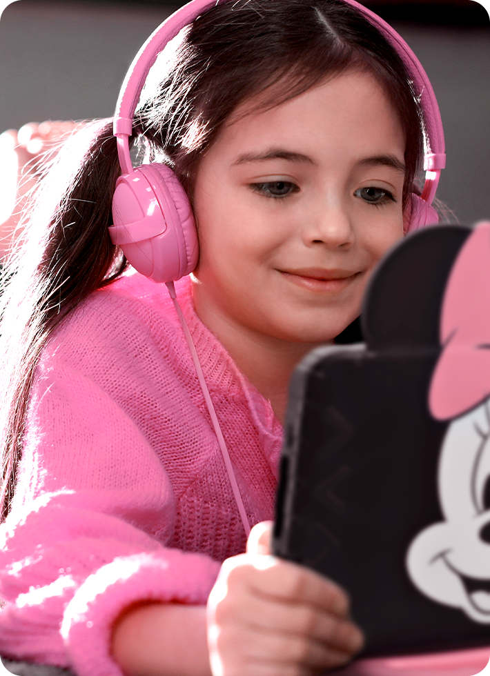 Criança se divertindo com o Tablet Minnie.