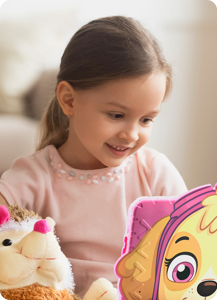Criança se divertindo com o Tablet Patrulha Canina Skye.