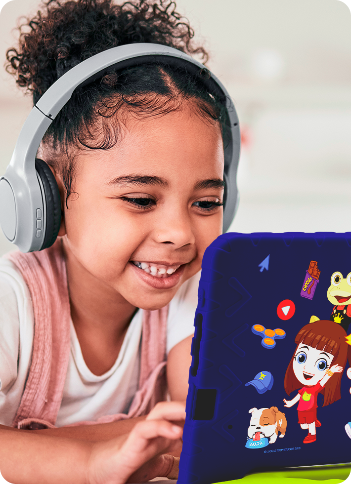 Criança com um fone de ouvido e sorridente usando o Tablet Luccas Neto.