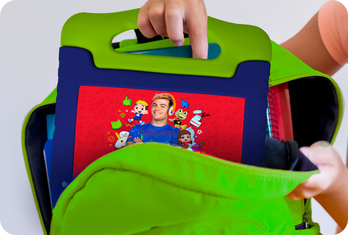 Foto de uma criança colocando o Tablet Luccas Neto em uma mochila, segurando pela alça do próprio tablet, que é fácil e seguro de transportar.