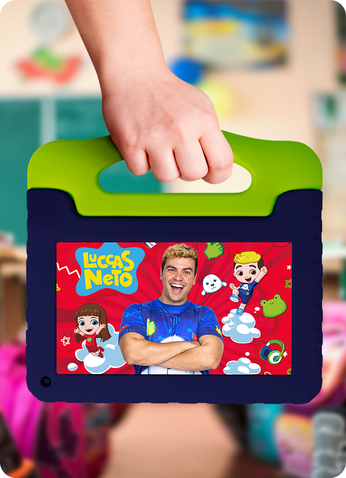 Foto de uma criança segurando o Tablet Luccas Neto pela alça, demonstrando a facilidade no transporte.