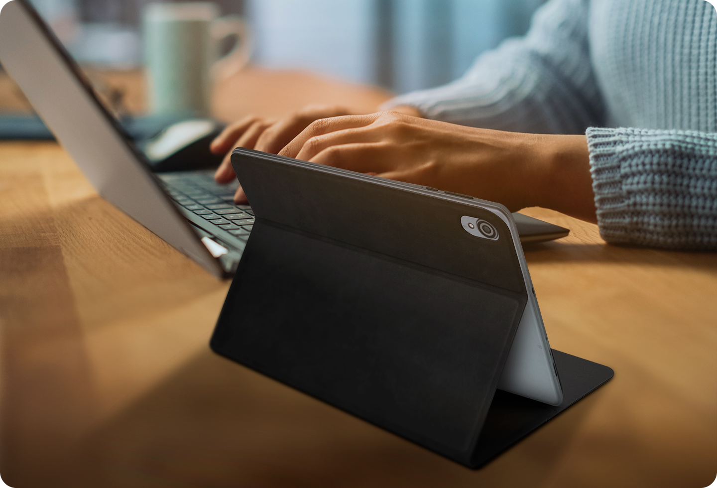 Imagem elucidando uso do case de proteção do produto como suporte sobre a mesa