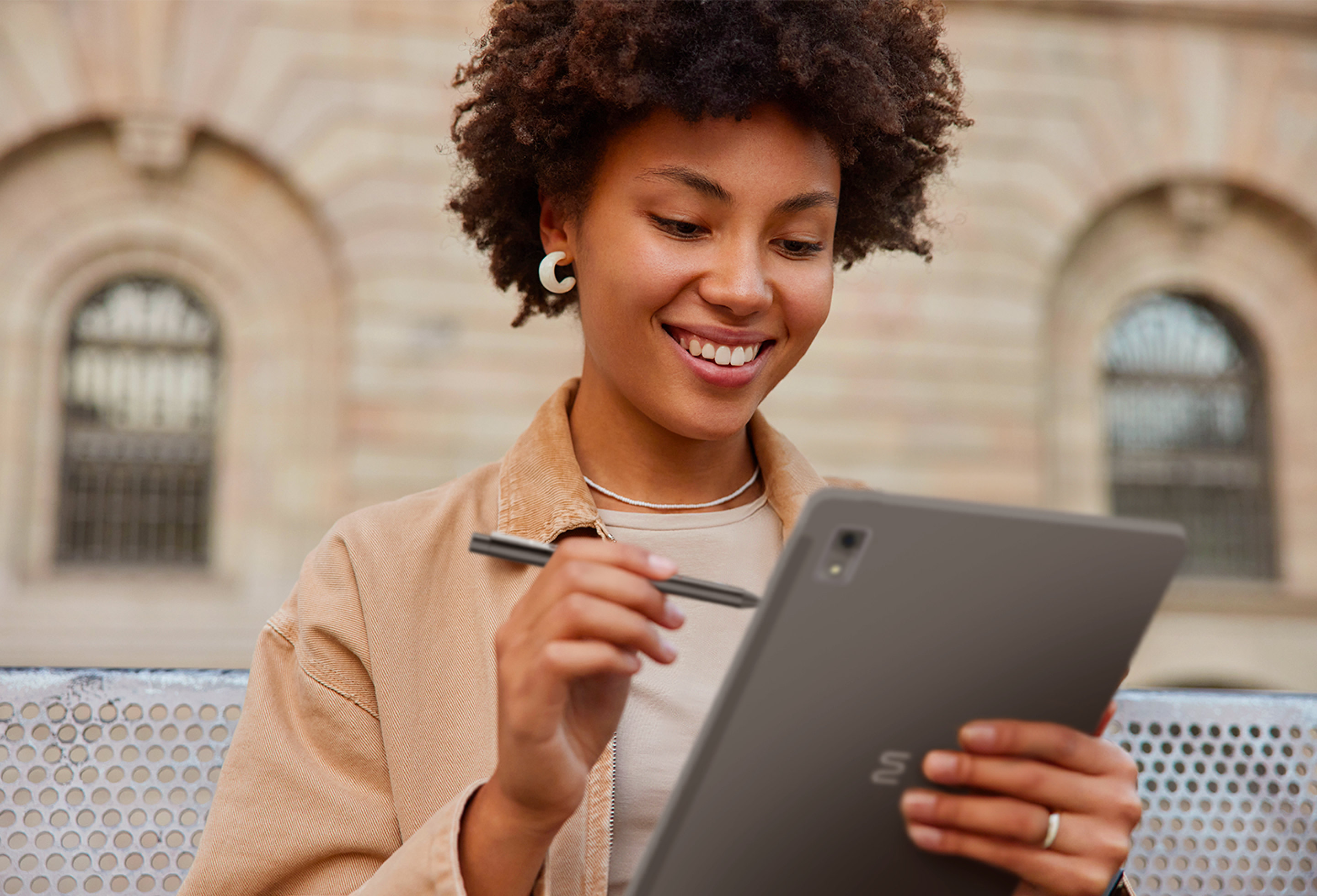 Foto de uma mulher utilizando o tablet com a caneta