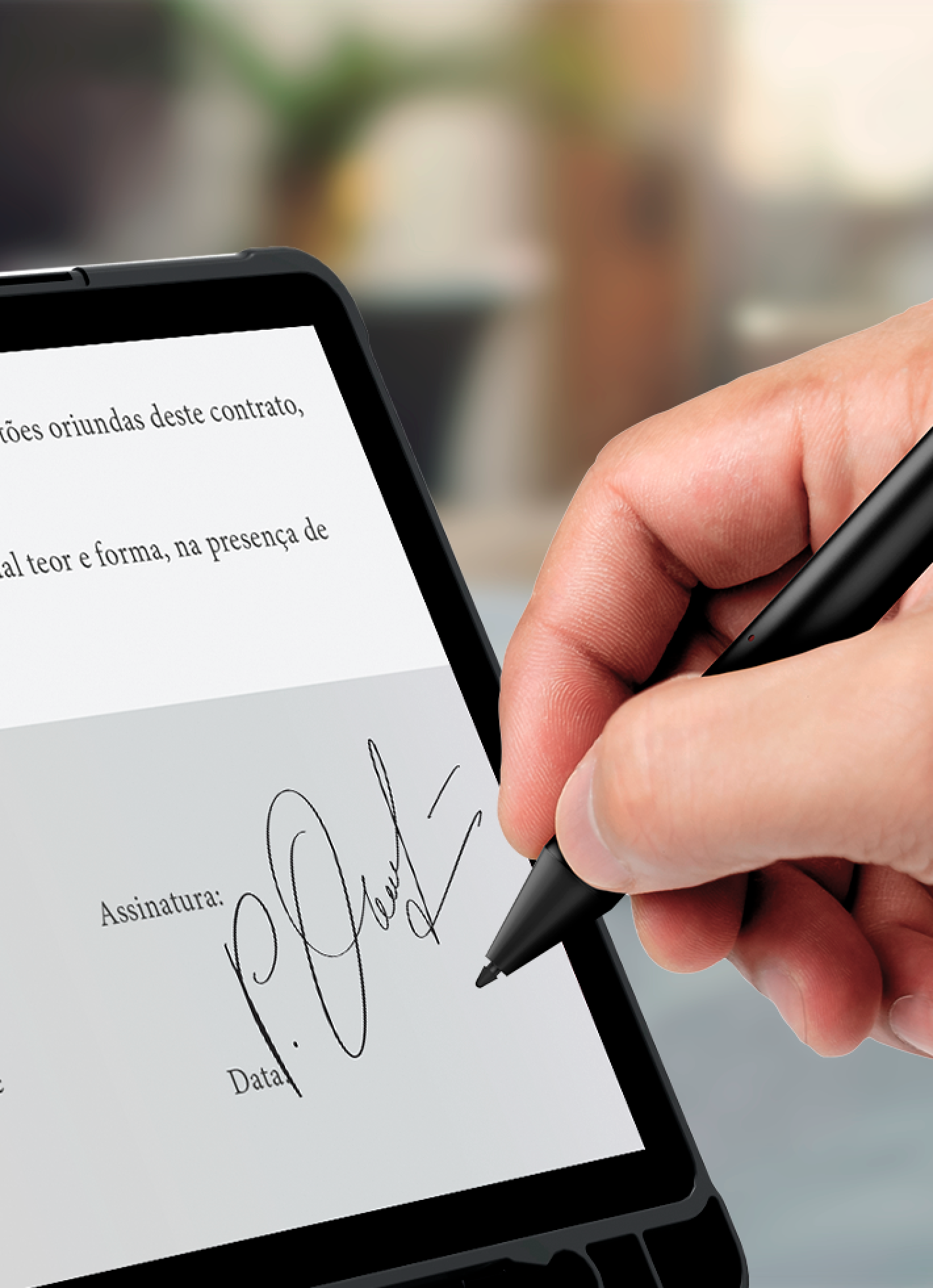 Imagem apresentando uso da Multi Pen para assinar documentos no tablet