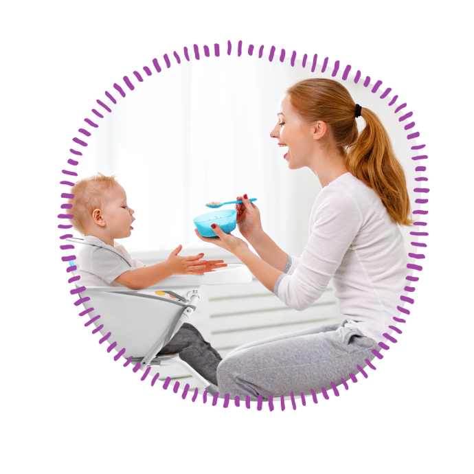 Mulher alimentando um bebe na cadeira de alimentação Multi