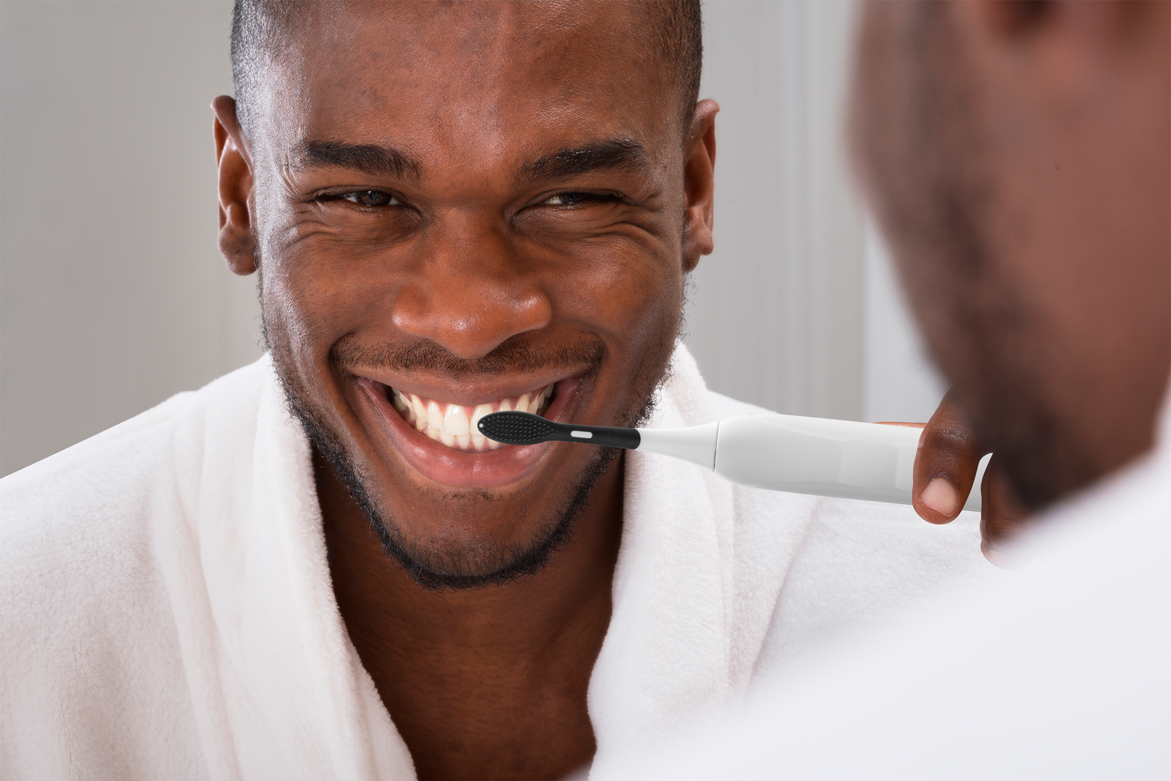 Homem sorrindo enquanto usa a escova dental elétrica Multi