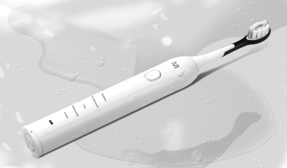 Escova dental elétrica Multi em uma poça de água