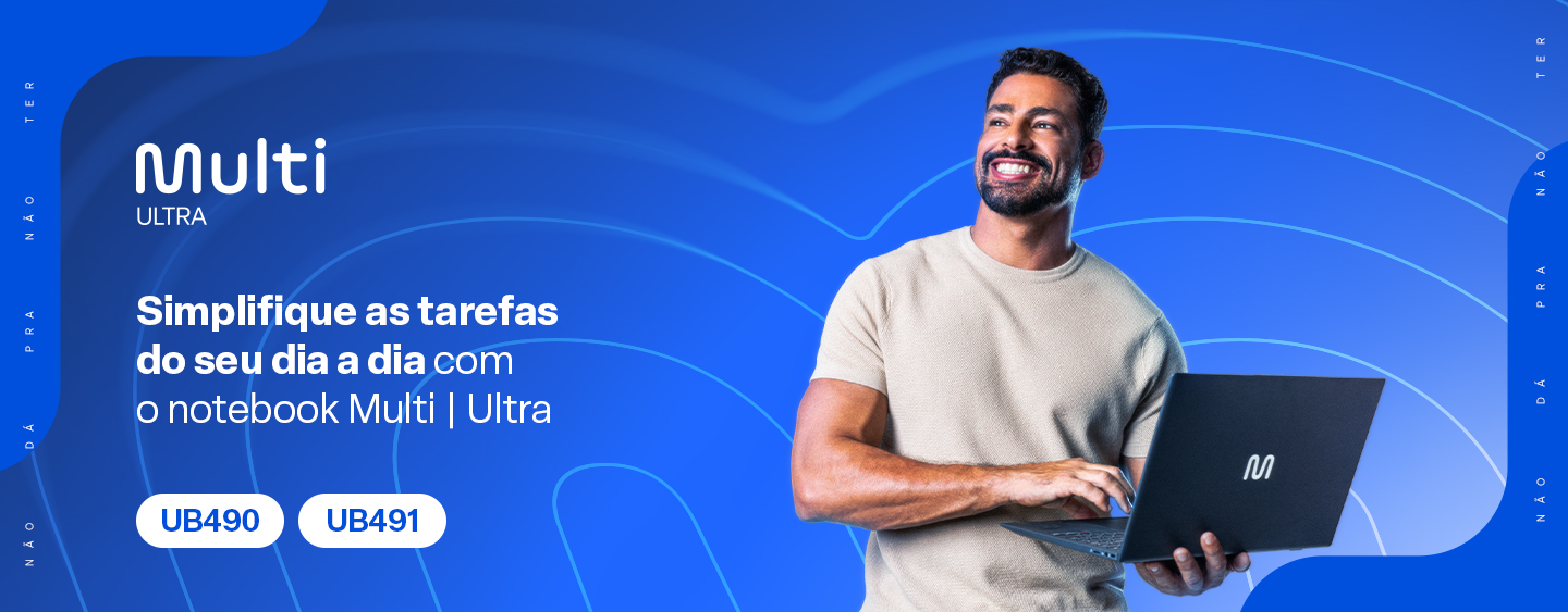 Homem sorrindo e segurando um notebook Multi ULTRA