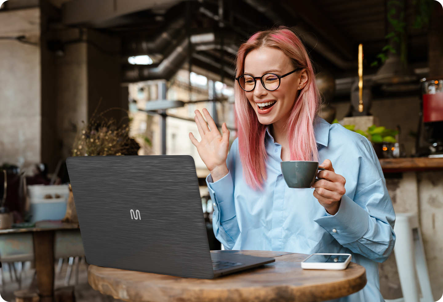 Mulher tomando café e navegando no notebook Multi ULTRA