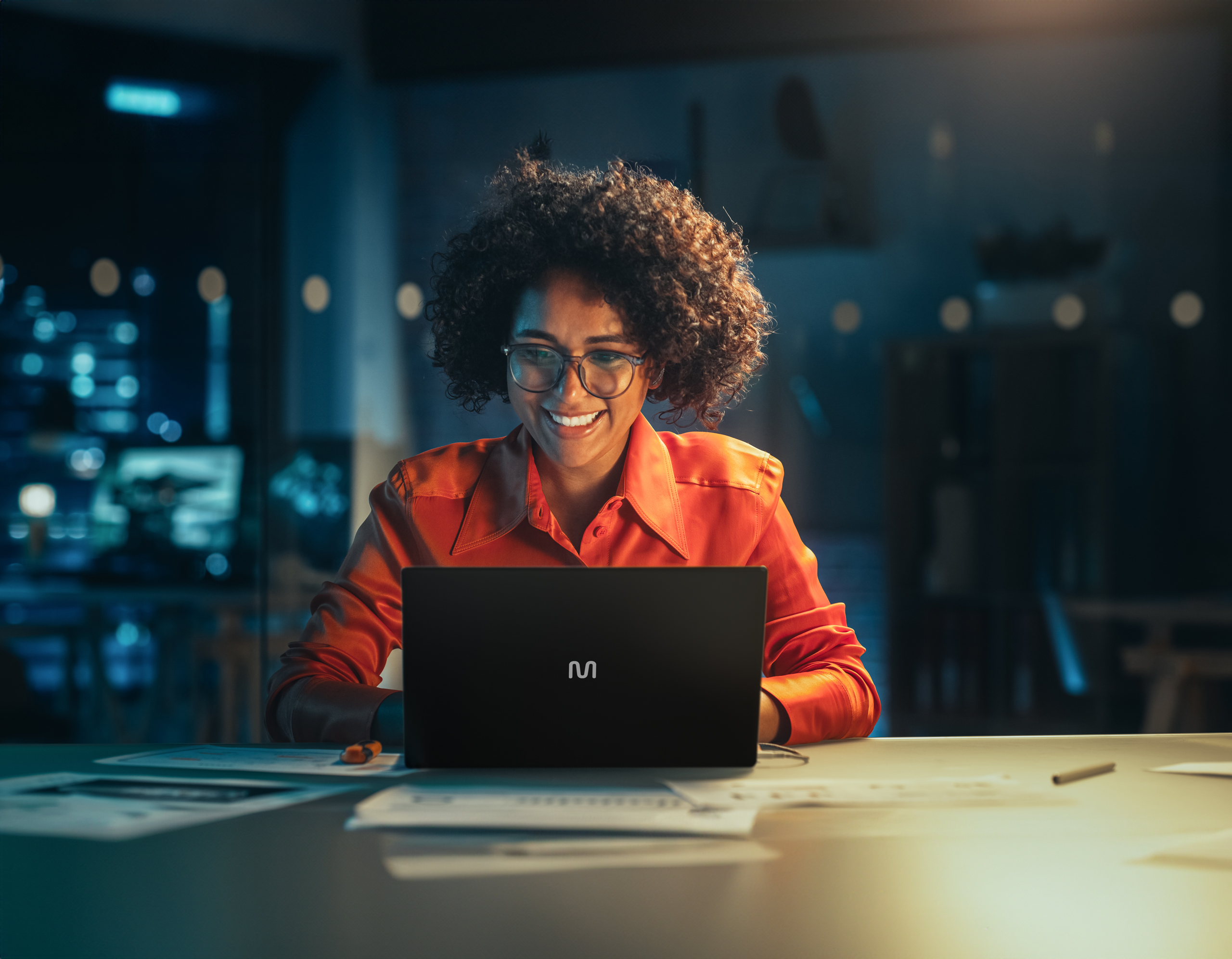Foto de frente de uma mulher usando um notebook