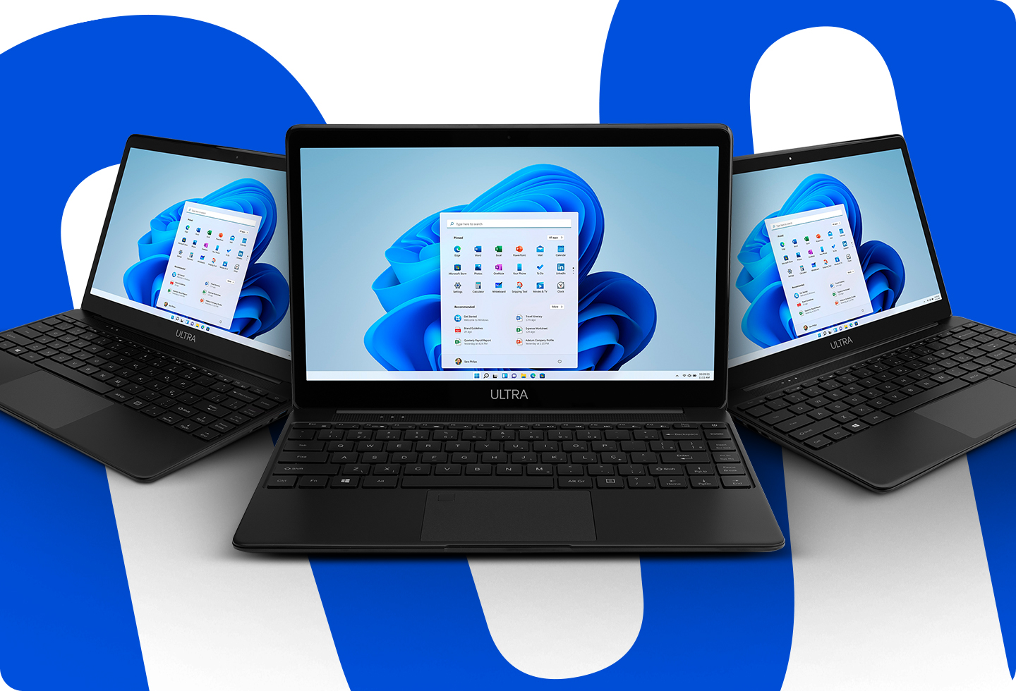 Foto de 3 notebooks Ultra abertos virados para frente, um ao lado do outro com o menu iniciar do Windows 11 aberto