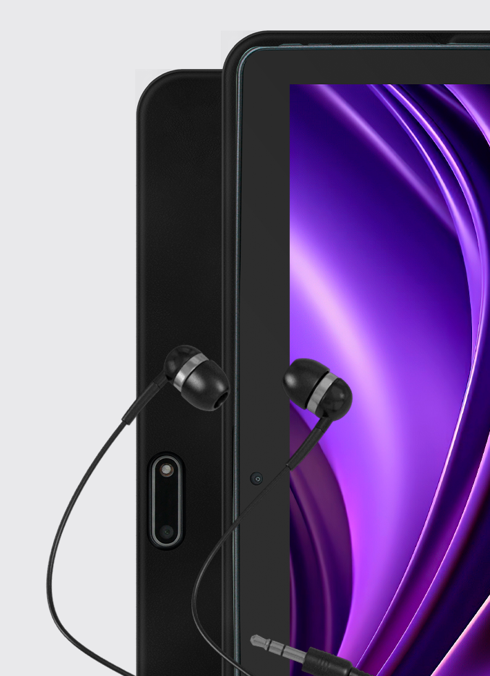 Um tablet com fones de ouvido e um headset