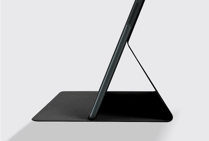Tablet iPad Pro preto em um suporte com estojo preto