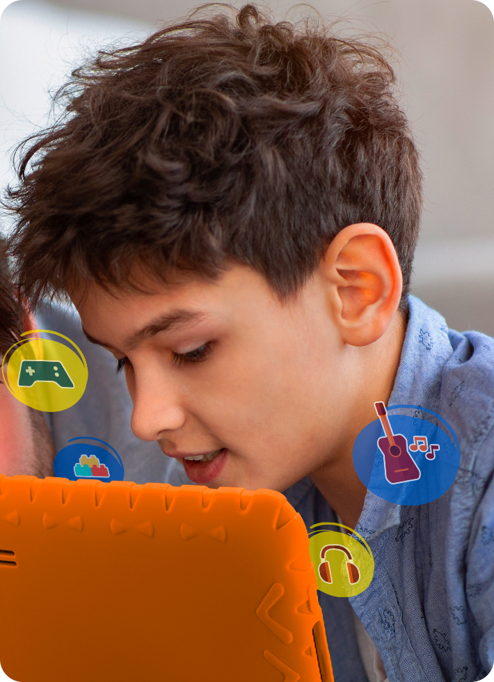 Foto de um garoto usando o Tablet Kid Pad Laranja.