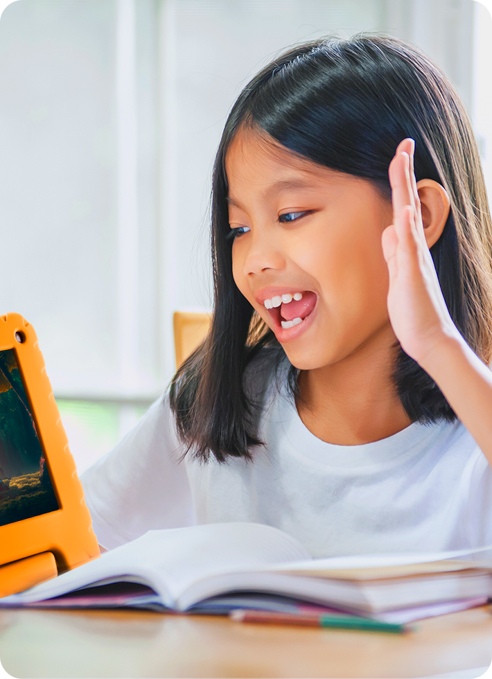 Foto de uma criança mexendo no Tablet Kid Pad Laranja.
