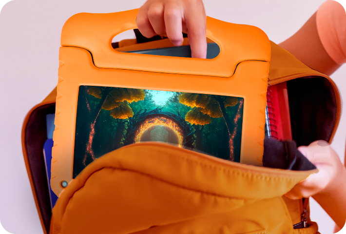 Foto de uma criança colocando o Tablet Kid Pad Laranja em uma mochila, segurando pela alça do próprio tablet, que é fácil e seguro de transportar.
