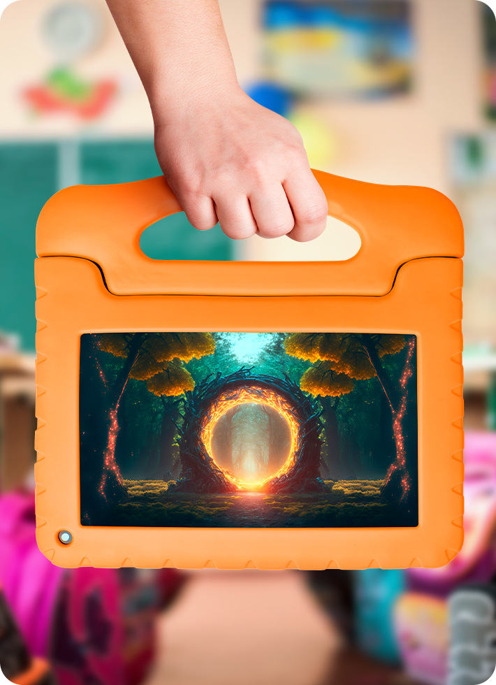Foto de uma criança segurando o Tablet Kid Pad Laranja pela alça, demonstrando a facilidade no transporte.