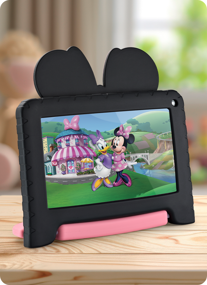 Foto do Tablet Minnie em um banco de um veículo.