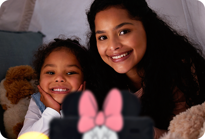 Duas meninas sorridentes olhando diretamente para a câmera que as registra.