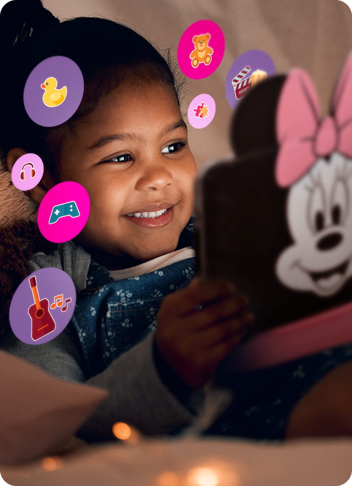 Foto de uma garota sorridente usando o Tablet Minnie.