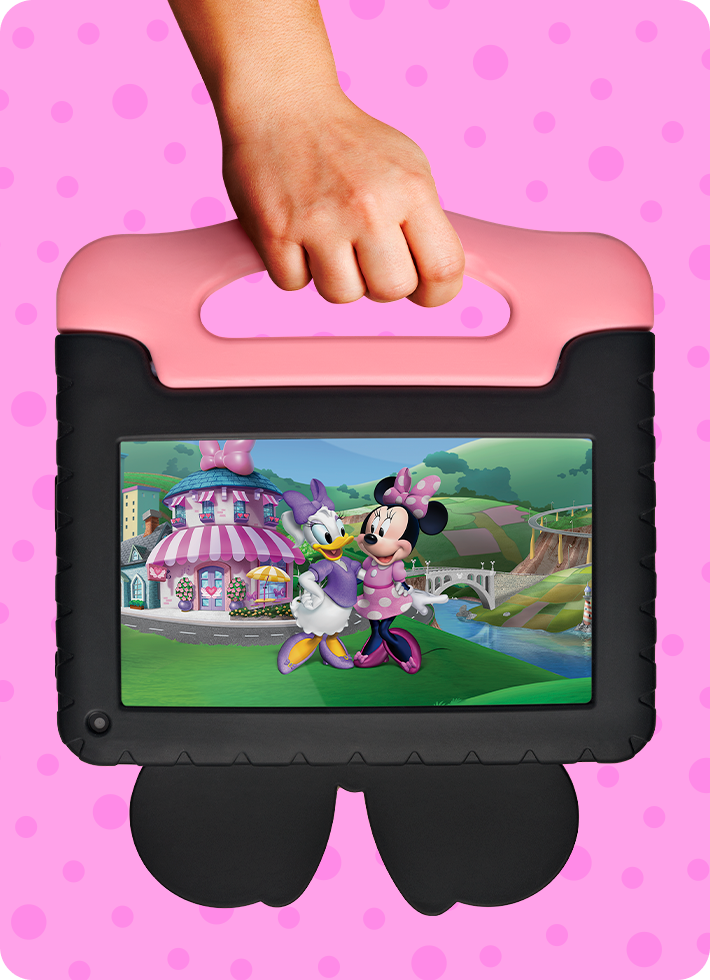 Foto de uma criança segurando o Tablet Minnie pela alça, demonstrando a facilidade no transporte.