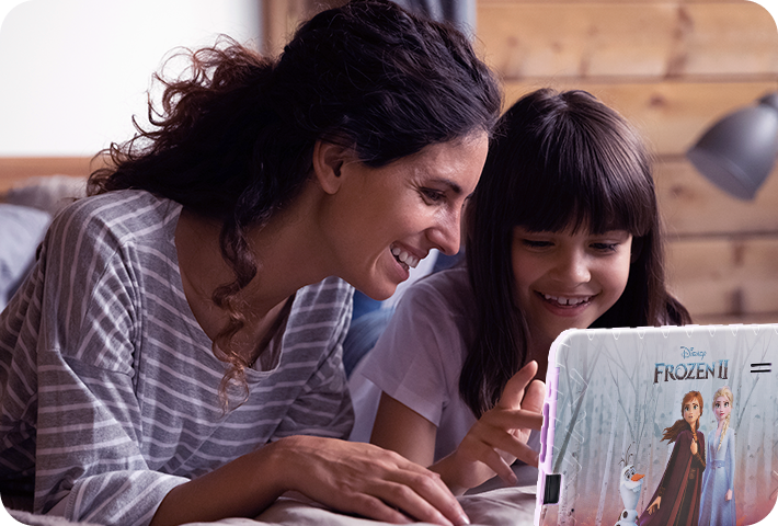 Mãe e filha sorrindo mexendo no Tablet Frozen.