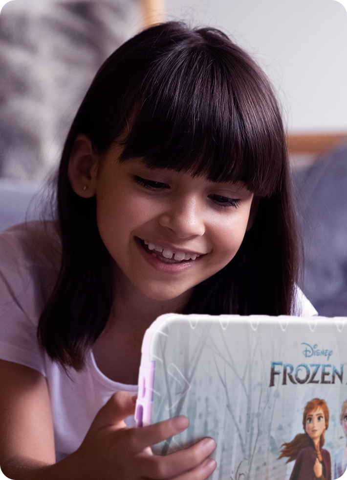 Criança se divertindo com o Tablet Frozen.