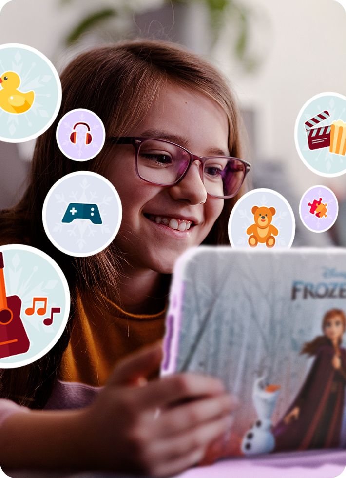 Foto de uma garota sorridente usando o Tablet Frozen.