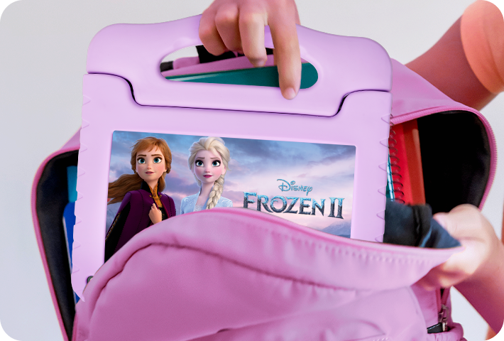 Foto de uma criança colocando o Tablet Frozen em uma mochila, segurando pela alça do próprio tablet, que é fácil e seguro de transportar.