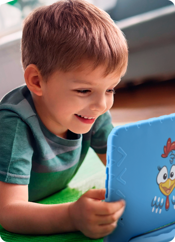 Criança se divertindo com o Tablet Galinha Pintadinha.