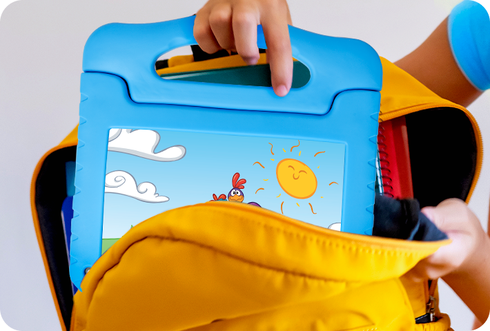 Foto de uma criança colocando o Tablet Galinha Pintadinha em uma mochila, segurando pela alça do próprio tablet, que é fácil e seguro de transportar.