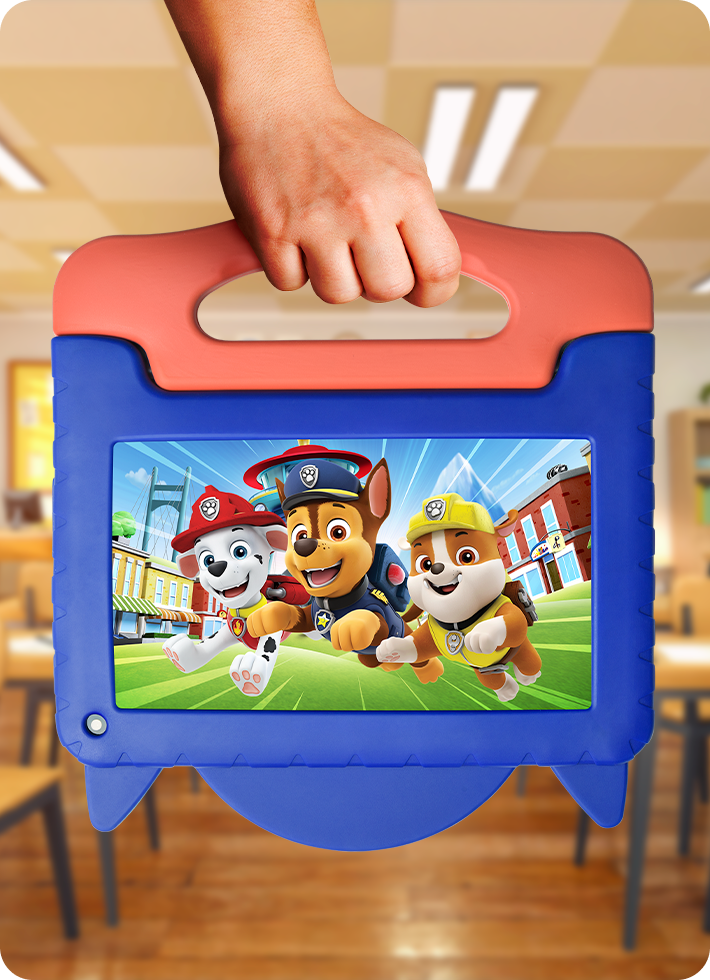 Foto de uma criança segurando o Tablet Patrulha Canina Chase pela alça, demonstrando a facilidade no transporte.