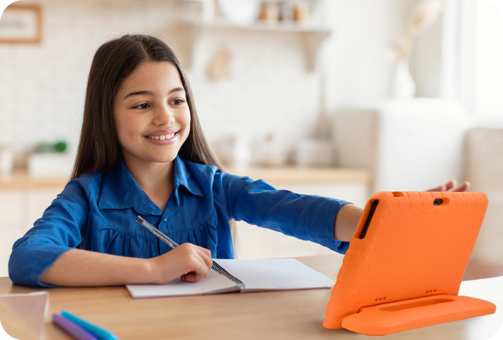 Mãe e filhos usando tablet