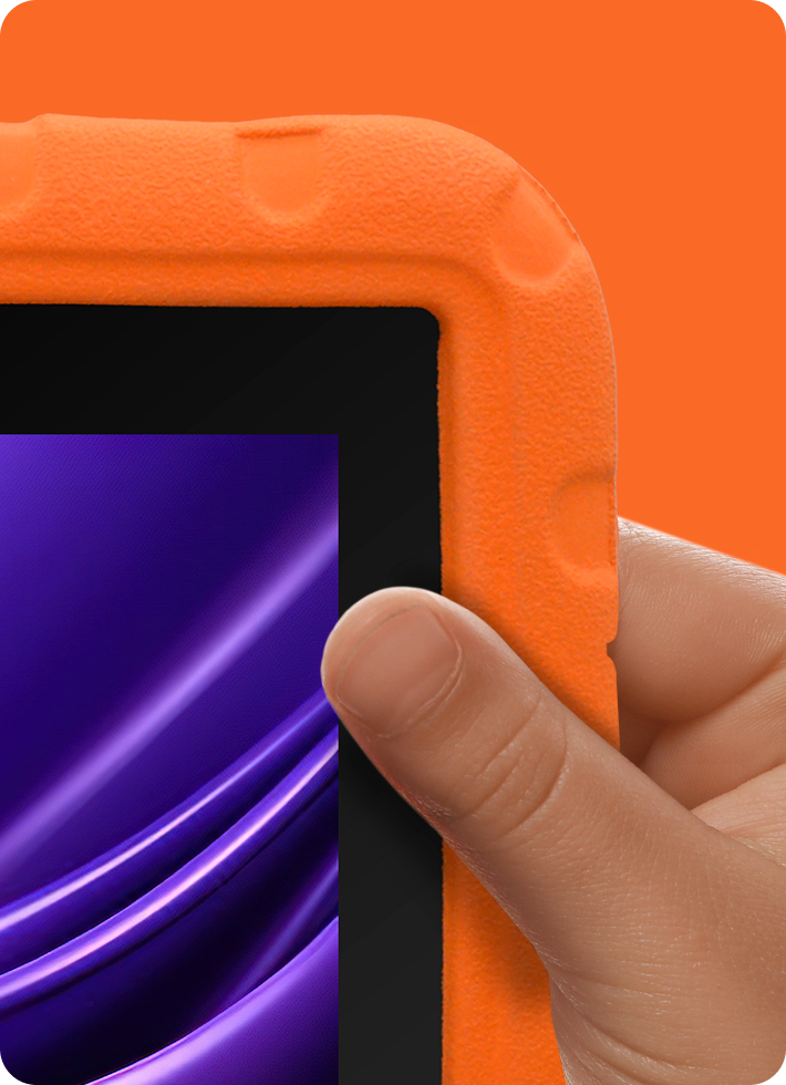 Menina com magia saindo do tablet