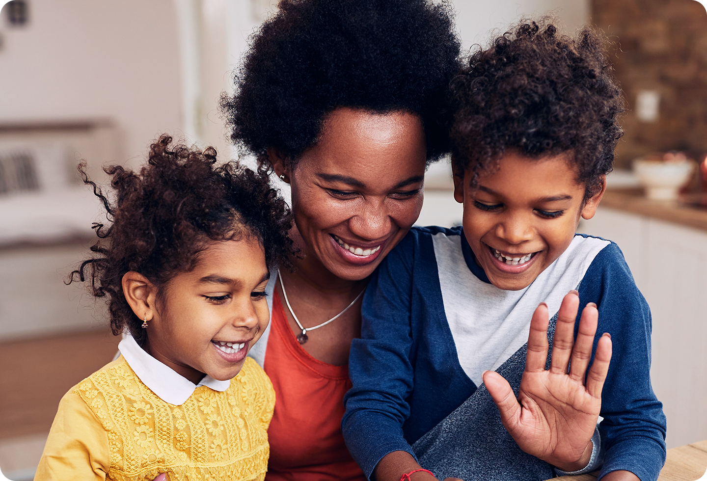 Mãe e filhos sorrindo usando o tablet