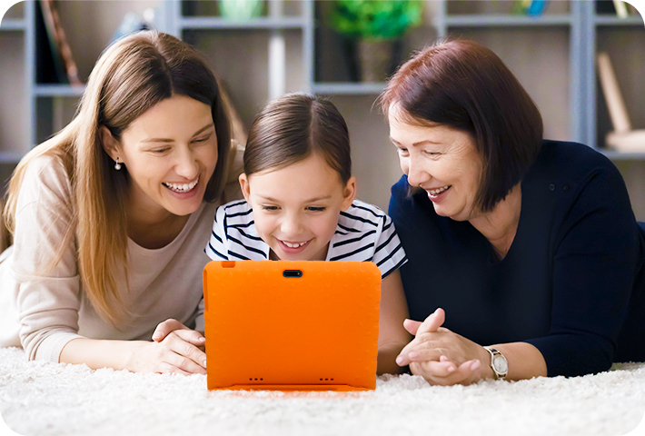 Mãe e filhos usando tablet